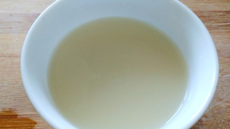 玉米面馒头,<a style='color:red;display:inline-block;' href='/shicai/ 731'>酵母</a>放入碗里,用温水化开