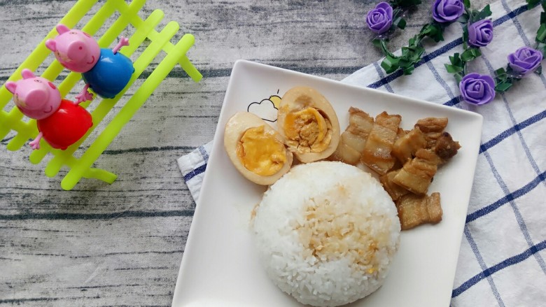 揭阳+卤肉饭,再搭配上焖煮好的五花肉和切两半的鸡蛋,在米饭上面淋上卤汁