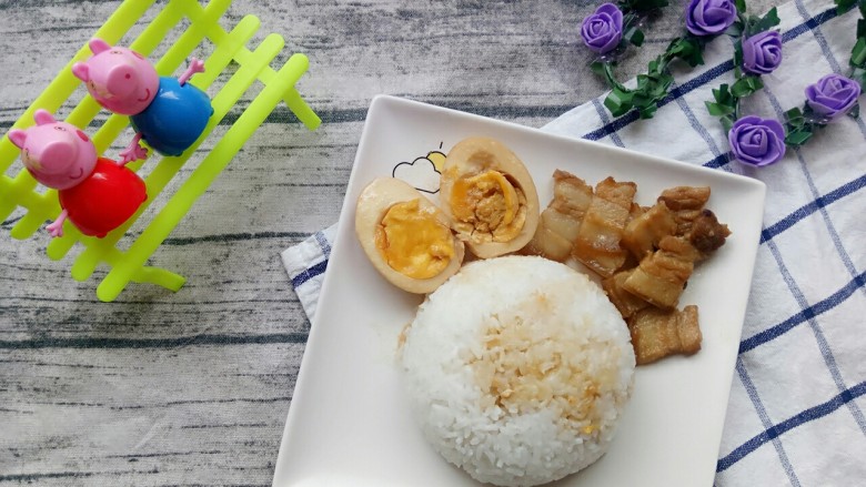 揭阳+卤肉饭,再搭配上焖煮好的五花肉和切两半的鸡蛋，在米饭上面淋上卤汁