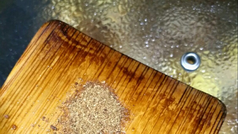 排骨山药烧土豆,加入少许五香粉,不要太多不然就变味了。