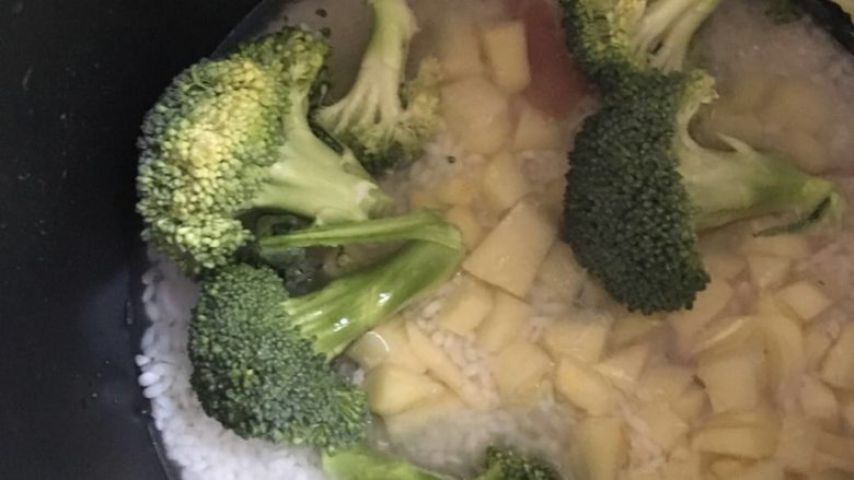土豆西兰花烧肉焖饭,米洗净与上述食材拌匀加酱油、盐、色拉油
放清水盖住食材水量