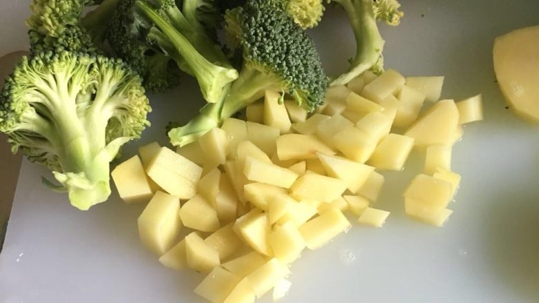 土豆西兰花烧肉焖饭,所有食材洗净切块