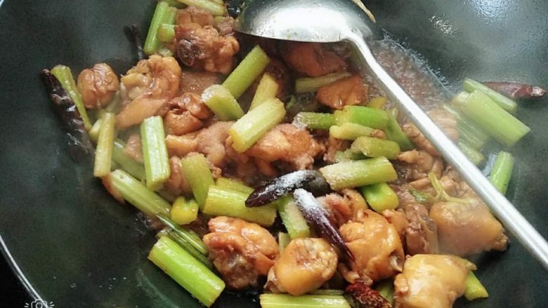 吃鸡+芹菜酸辣鸡,放少许盐调味,炒均匀出锅