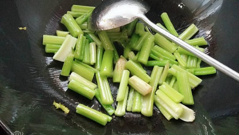吃鸡+芹菜酸辣鸡,放芹菜翻炒,放半炒勺醋,炒均匀