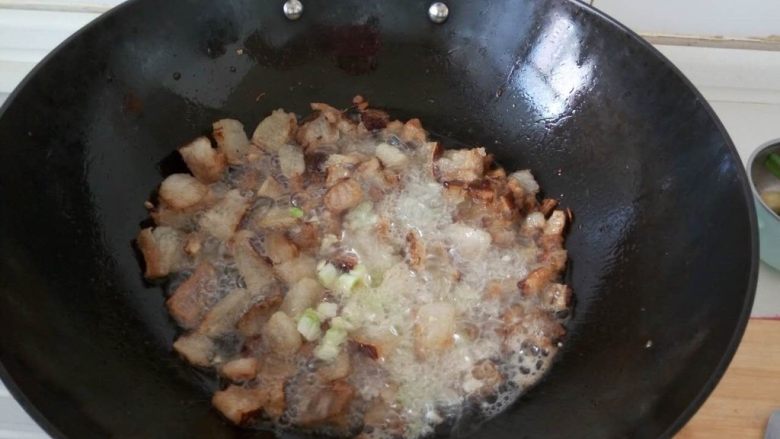 鄂尔多斯+腌猪肉烩小白菜,看到有大量油出现,放入<a style='color:red;display:inline-block;' href='/shicai/ 3250'>葱</a>段、姜沫、蒜沫爆香。