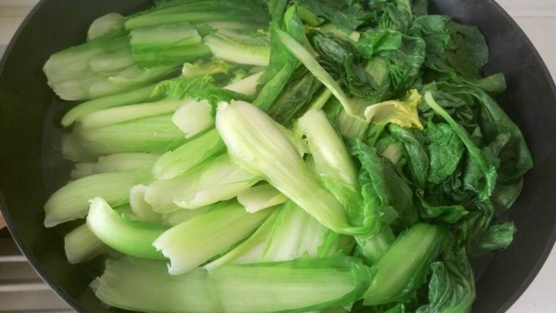 鄂尔多斯+腌猪肉烩小白菜,锅中放适量冷水烧开,小白菜掉水3-5分钟,简单判断用指甲掐一下,不能太烂。