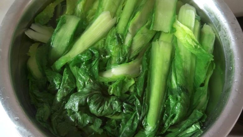 鄂尔多斯+腌猪肉烩小白菜,掉水后放入冷水中,洗净备用。