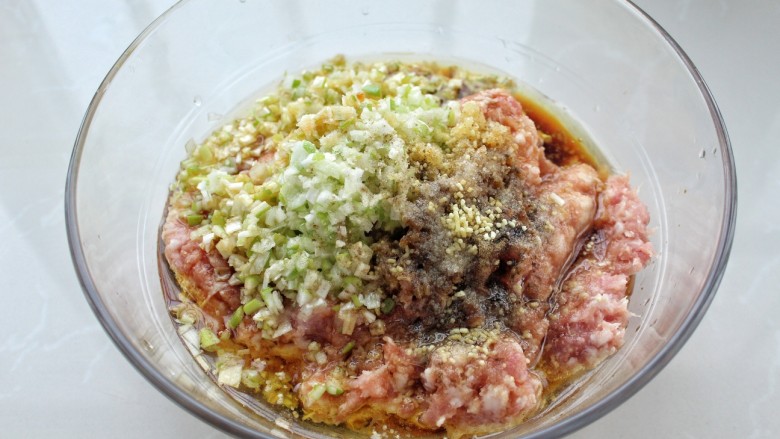 猪肉酸菜水饺,调入<a style='color:red;display:inline-block;' href='/shicai/ 788'>生抽</a>、<a style='color:red;display:inline-block;' href='/shicai/ 718'>料酒</a>、胡椒粉、盐、<a style='color:red;display:inline-block;' href='/shicai/ 756'>鸡精</a>和食用油