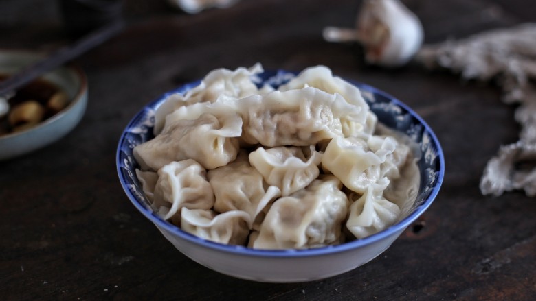 猪肉酸菜水饺,搭配腊八蒜一起,美味极了!