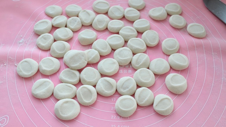 猪肉酸菜水饺,取适量面团揉匀,分割成大小均匀的面剂子用手掌按扁