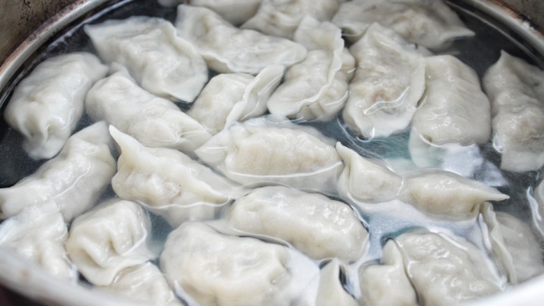 猪肉酸菜水饺,锅中添水烧开后下入饺子,煮熟捞出即可
