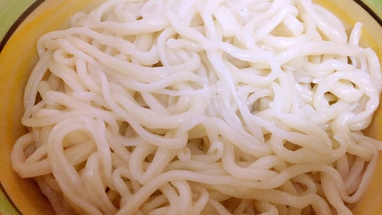 肉末鸡汤面,下锅煮面条,捞出备用