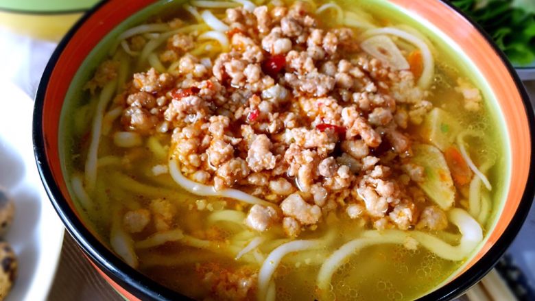 肉末鸡汤面,鸡汤入面条碗中,加入肉末即可