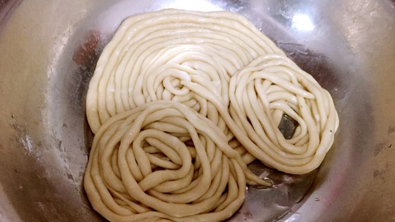 肉末鸡汤面,面团加盐温水和成面团,醒10分钟,之后加入油醒10分钟,将面团搓成细条,用塑料袋盖上醒2小时以上,醒时间越久越好,我是前一天晚上弄好的,第二天早上吃