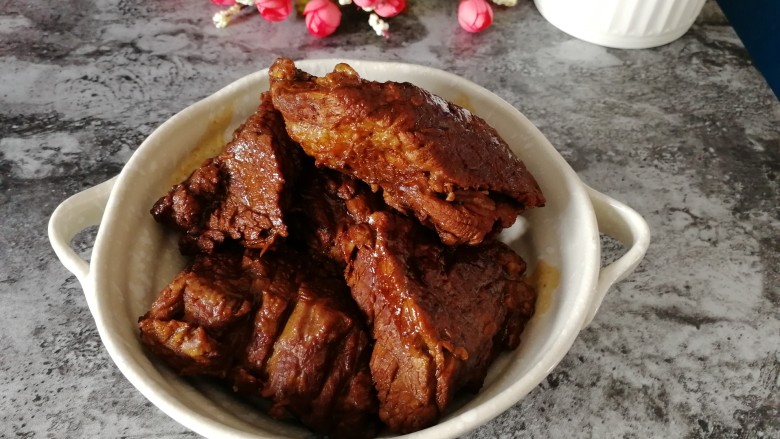 年菜菜谱_酱牛肉,牛肉烀好了,盛一碗,嗮一嗮。香香哒。