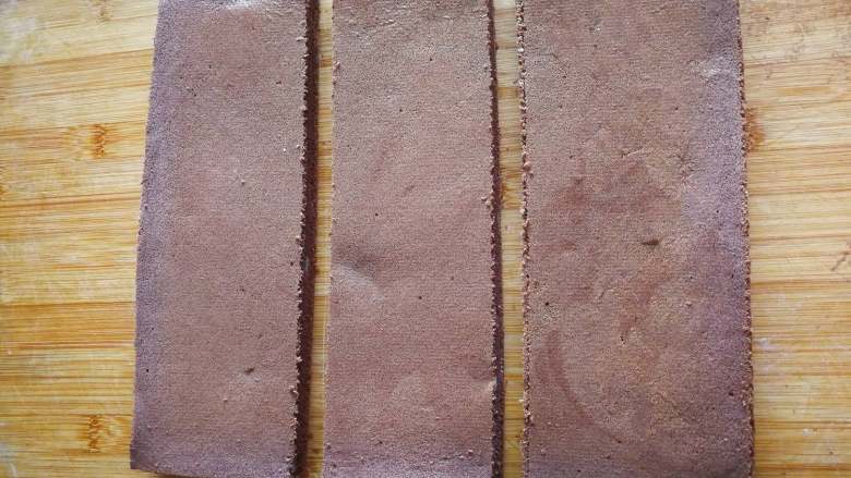 圣诞树桩蛋糕、劈柴蛋糕,蛋糕4边不规则部分切去,平均分成3片。(我切的貌似有宽有窄,这种分割的我从来都切不准)