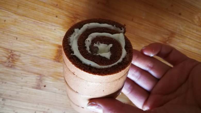 圣诞树桩蛋糕、劈柴蛋糕,卷起来,不要卷的很松。