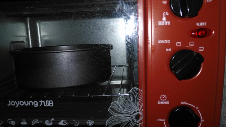 8寸酸奶蛋糕,底下加一个烤盘,烤盘中加适当的水,待出炉后冷却即可脱模食用了,无需倒扣!