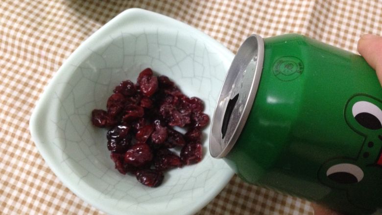 圣诞树面包,<a style='color:red;display:inline-block;' href='/shicai/ 109174'>蔓越莓干</a>用20克鸡尾酒浸泡30分钟(我家里没有朗姆酒了)