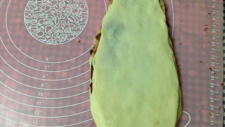 圣诞树面包,同样方法擀好其它4片,分别盖在丄一层上面(中间加豆沙)