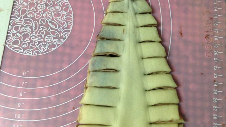 圣诞树面包,两边切成如图同等宽的条(约一指宽)