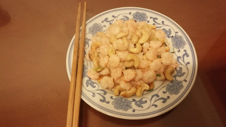 虾仁腰果,最后,出锅,装盘,开始品尝。
