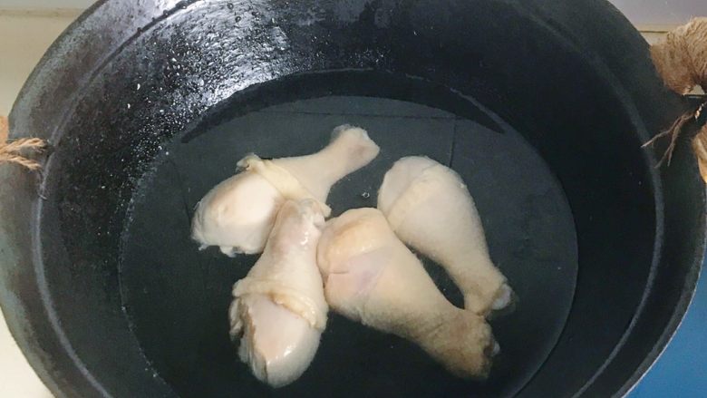 超快手卤鸡腿,锅里再次放水,放入鸡腿