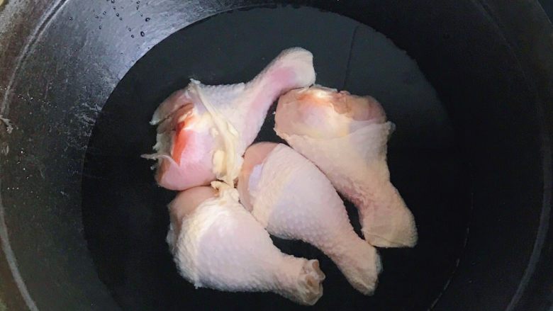 超快手卤鸡腿,锅里放水放入鸡腿煮开,把鸡腿焯一下水