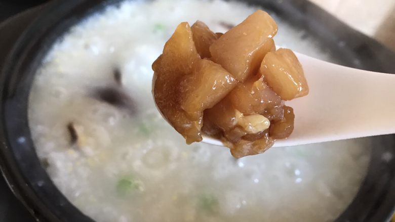 香菇鸡肉粥,大米再次开花后加入鸡胸肉,继续煮开即可