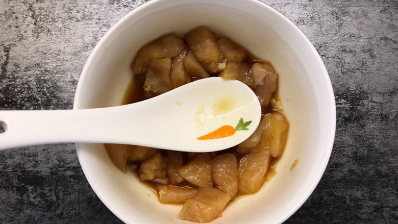 香菇鸡肉粥,搅拌均匀腌制一会