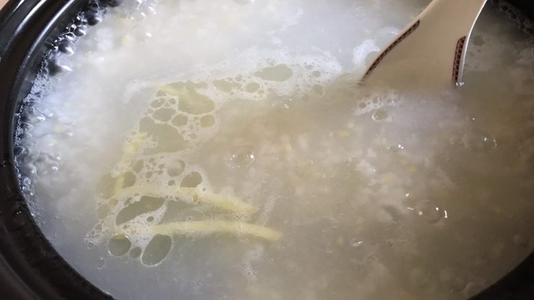 香菇鸡肉粥,煮的时候要搅拌,以免结底