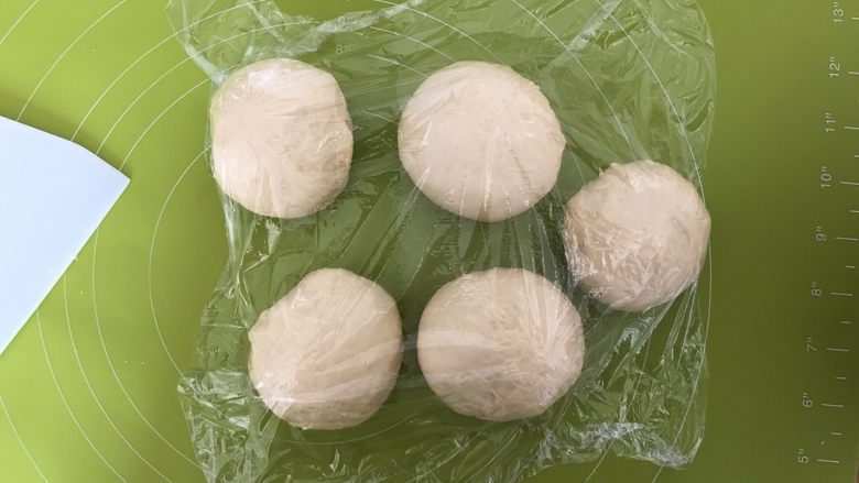 圣诞雪花面包,排气后的面团均分为5分,揉圆,盖上保鲜膜松弛15分钟