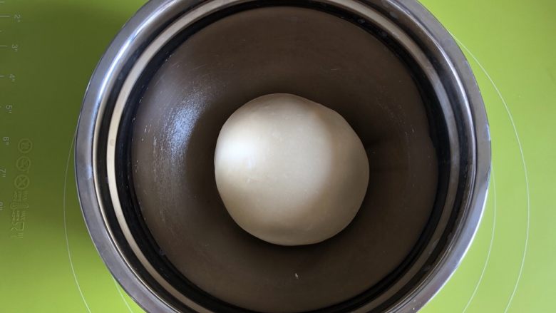 圣诞雪花面包,把面团揉圆放入盆内进行第一次发酵,盖上湿毛巾,放入烤箱发酵档发酵1小时