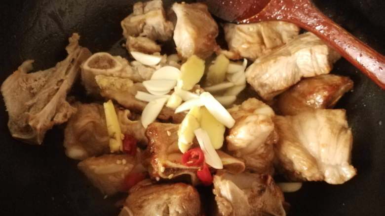 吮指酱棒骨,把姜蒜,辣椒倒入翻炒,出香味