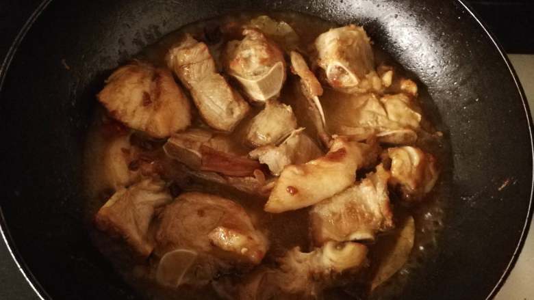 吮指酱棒骨,倒入适量的清水,开大火煮沸锅中食材