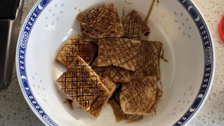 酱汁杏鲍菇,把每一片杏鲍菇都放入酱汁里滚一圈均匀沾上酱汁,腌制10分钟