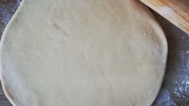 一个寿司帘就可以搞定五彩海螺面,把面擀成尽量薄的薄片,粘的话可以扑少量面粉。 一定要尽量薄,这样煮出来的海螺面也薄,容易煮软烂,宝宝易吸收。