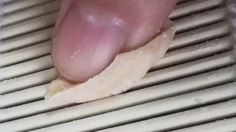 一个寿司帘就可以搞定五彩海螺面,在寿司帘上推出海螺面,就是这么简单。