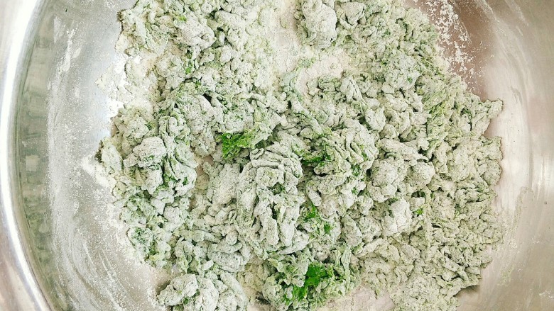 圣诞树馒头,先用筷子搅拌成雪花絮状,再用手揉