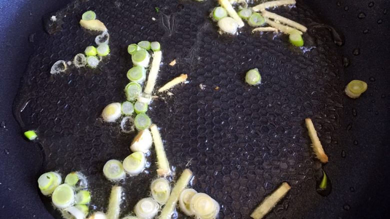 鸭血烧豆腐,锅中放油烧热,放入葱姜爆香