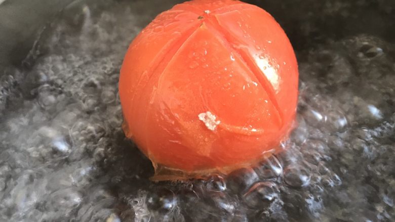 西红柿鸡蛋面,入水焯一会儿,水开了马上捞出