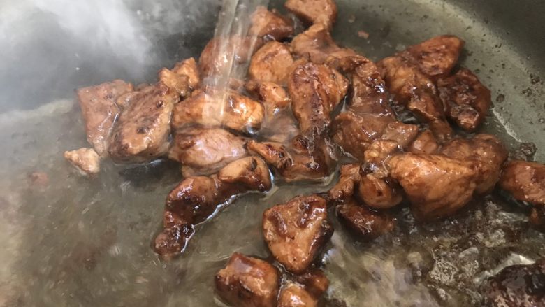 西红柿鸡蛋面,加少量水,炖5分钟,卤肉出锅