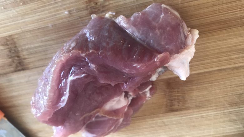 西红柿鸡蛋面,瘦肉洗干净,切小块