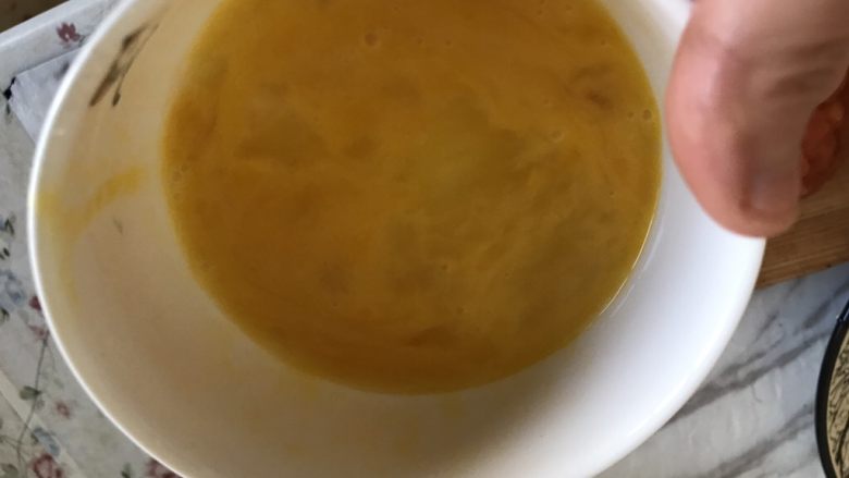 西红柿鸡蛋面,打好鸡蛋液,加少许盐,搅拌均匀