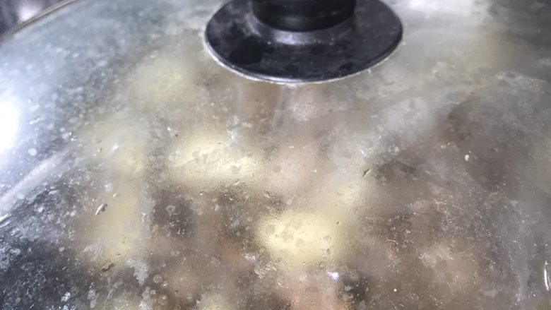 土豆烧肉,盖上锅盖闷煮,炖20分钟