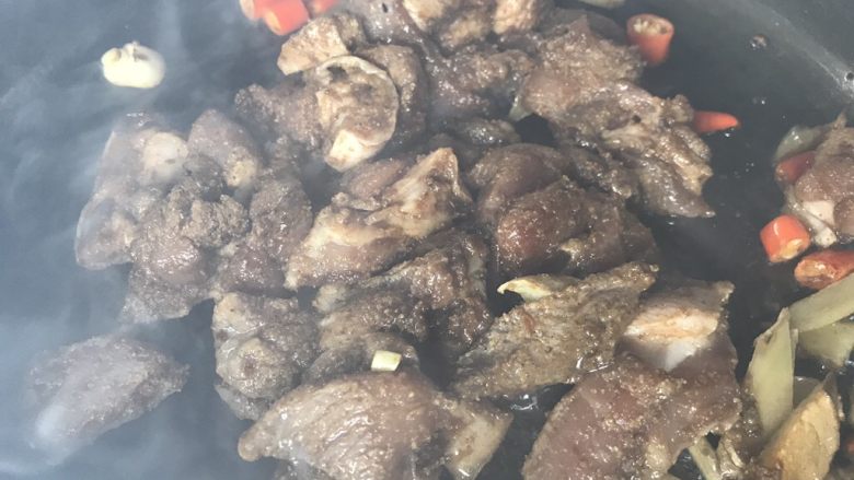 土豆烧肉,在放腌制好的肉,翻炒