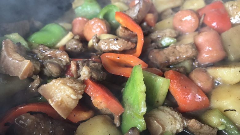 土豆烧肉,最后加青椒红椒,翻炒均匀,熟了后,收汁即可出锅