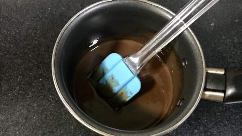 超级好挤花纹又漂亮的巧克力曲奇,隔水加热到巧克力完全融化,放一旁备用。