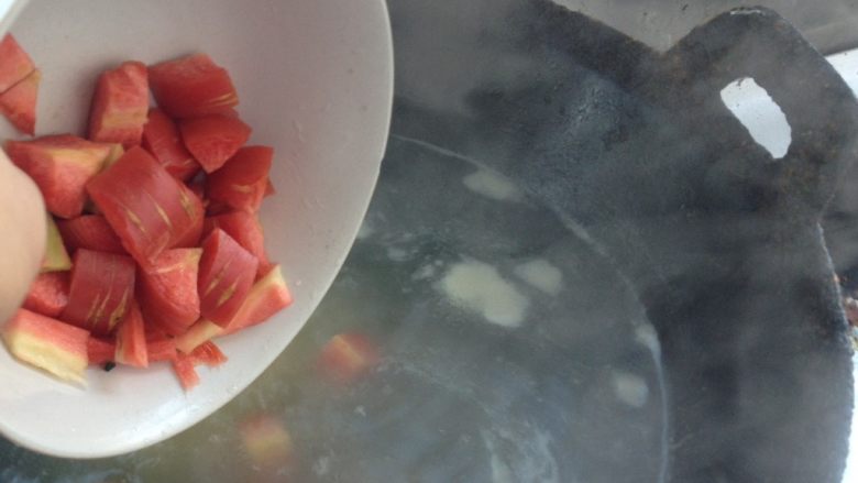 肉丸胡辣汤(陕西版),倒入胡萝卜