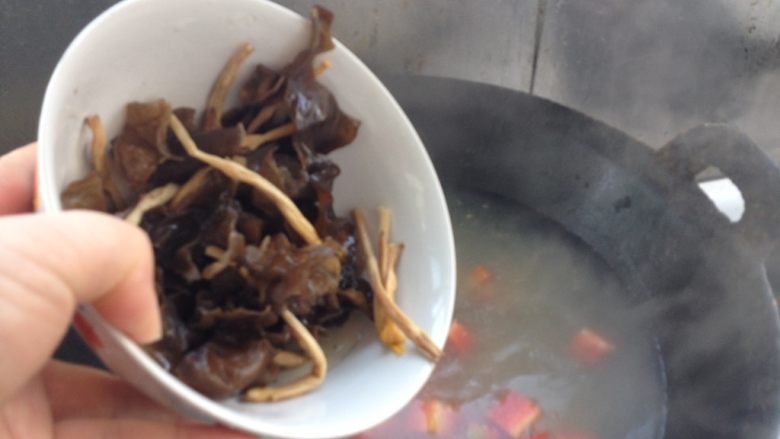 肉丸胡辣汤(陕西版),倒入木耳和黄花菜